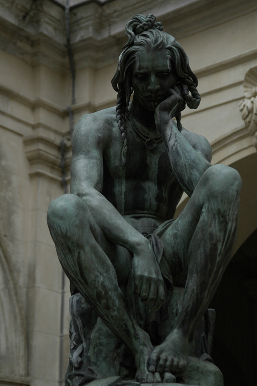 statue